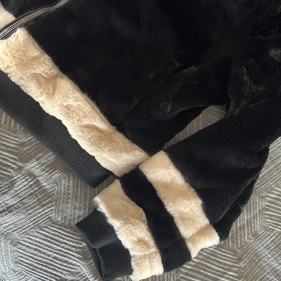 Faux fur lightweight coat. New with tags - Picture 3 of 4